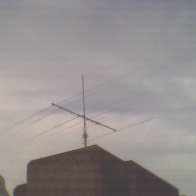 Der X7 Kurzwellenbeam auf dem Dach des ETI I, ca. 30m über Grund  (Foto: Joachim DJ1OBA)