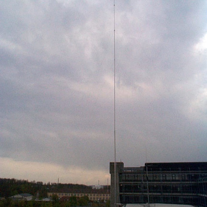 20 m hohe Titanex-Vertikal-Antenne V80S für die Bänder 30, 40, 80 und 160 m